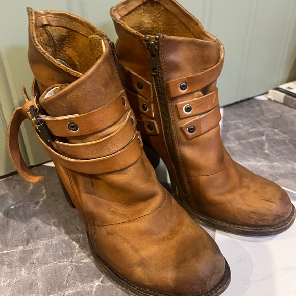 Freebird by Steven Shoes - FREEBIRD - Women’s Tan Leather Ankle Boots with Strap Detail - size 9